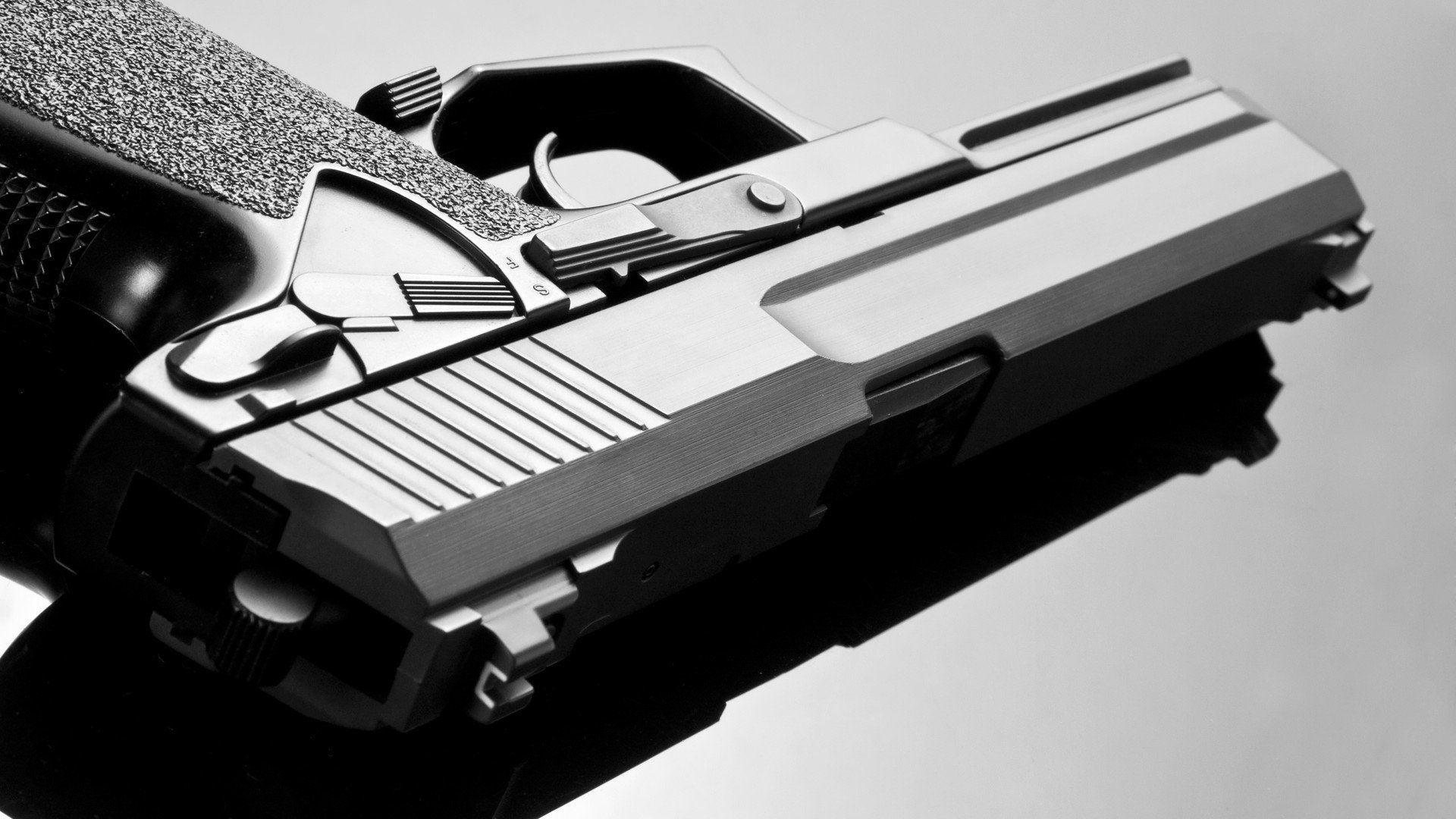 后腰对压迫下出球起到关键作用,腰后面有压迫感